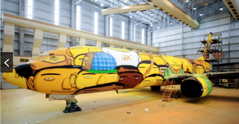 L'avion de la seleção graffé par Os Gêmeos