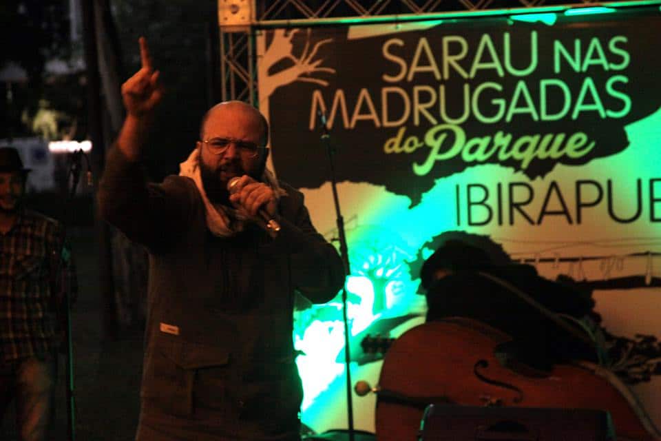 Daniel Minchoni, membre actif de la scène des saraus du Brésil